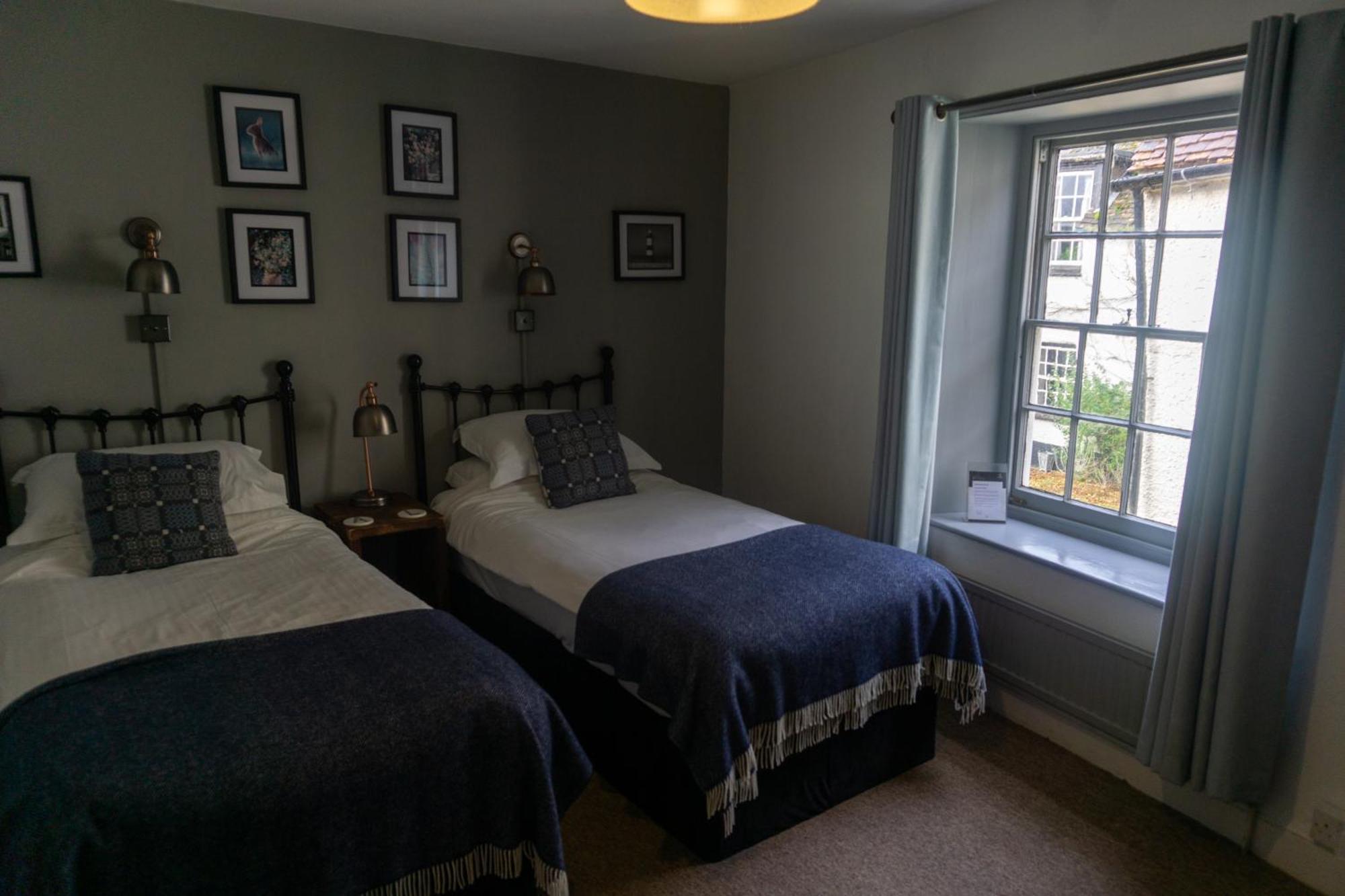 The Crown Aldbourne Hotel Exterior photo